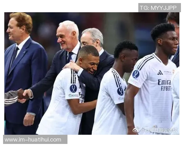 皇马举行圣诞公开训练姆巴佩与球迷亲密互动签名合影